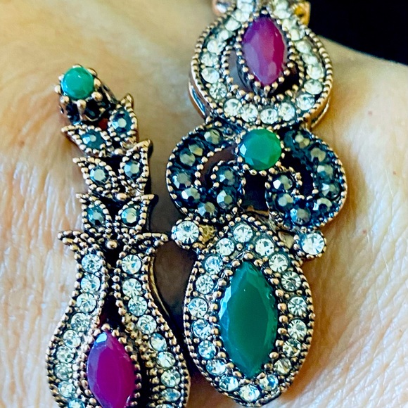 BOHEMIAN GORGEOUS ANTIQUE GOLD BRACELET with Green & Red Beautiful Stones - Picture 5 of 13